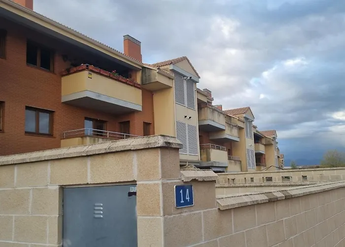 Hotel cerca del colegio: Las Casitas de Bernuy VUT